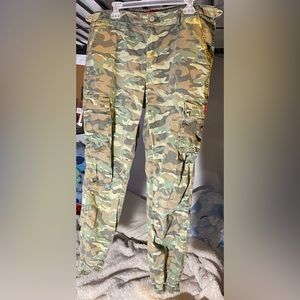 I’m selling a pair of army green cargo pants that have been worn but no tears